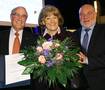 Der Preisträger Dr. Christian Bolstorff (li), seine Frau Ingrid Bolstorff und Berliner Zahnärztekammer-Präsident Dr. Wolfgang Schmiedel Der Preisträger Dr. Christian Bolstorff (li), seine Frau Ingrid Bolstorff und Berliner Zahnärztekammer-Präsident Dr. Wolfgang Schmiedel