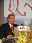 Wissenschaftlicher Leiter des Berliner Zahnärztetages und gleichzeitig der BBI/DGI-Jahrestagung: Prof. Dr. Dr. Volker Strunz/Berlin Wissenschaftlicher Leiter des Berliner Zahnärztetages und gleichzeitig der BBI/DGI-Jahrestagung: Prof. Dr. Dr. Volker Strunz/Berlin