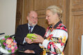 Blumen und großer Dank: Dr. Schmiedel verabschiedete Dr. Christine Jann Blumen und großer Dank: Dr. Schmiedel verabschiedete Dr. Christine Jann