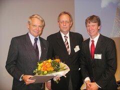 Ehrung für klärende Fakten zur Gesundheitspolitik: Dr. Dr. Klaus Ursus Schendel (links neben Dr. Schmiedel) Ehrung für klärende Fakten zur Gesundheitspolitik: Dr. Dr. Klaus Ursus Schendel (links neben Dr. Schmiedel)