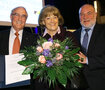 Der Preisträger Dr. Christian Bolstorff (li), seine Frau Ingrid Bolstorff und Berliner Zahnärztekammer-Präsident Dr. Wolfgang Schmiedel